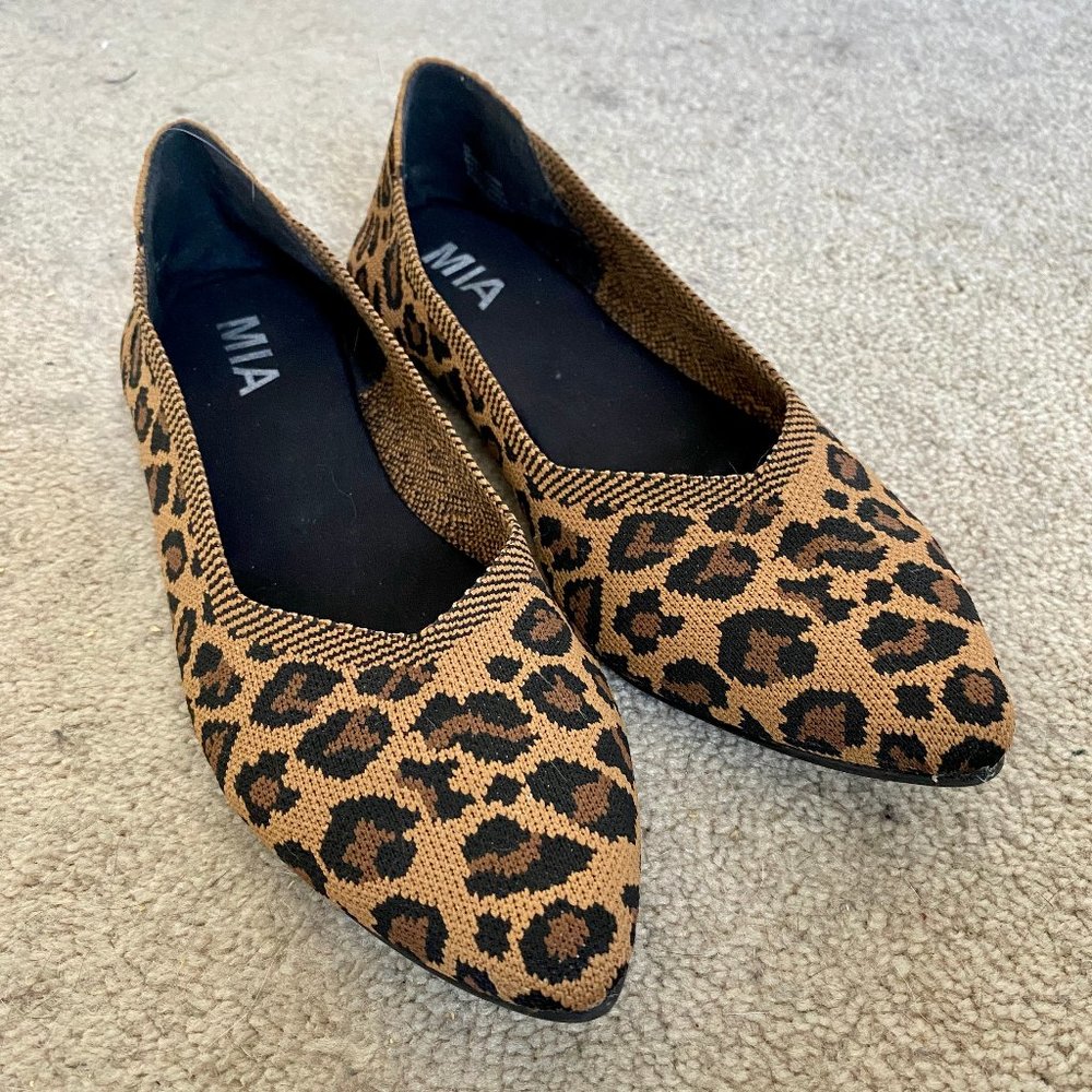 Mia Kerri point toe leopard print knit flats - size 9